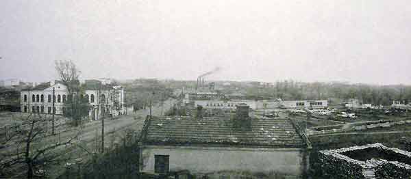 Злева вуліца Савецкая (зарас праспект Незалежнасьці) і будынак рэальнай вучэльні