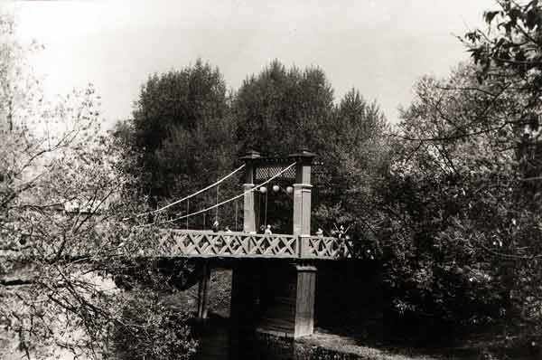 Вісячы мост, вядучы ў парк з боку вул. К.Маркса