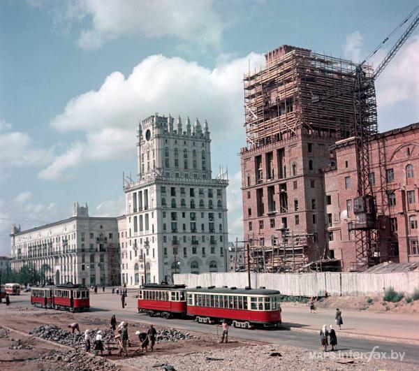 Будоўля вежы з гербам.