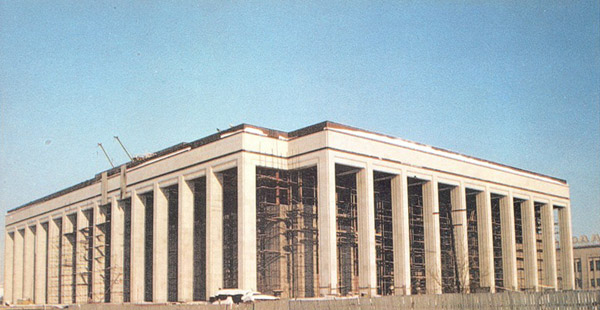 Будынак Палацу Рэспублікі ўзведзены. 1990-я гады