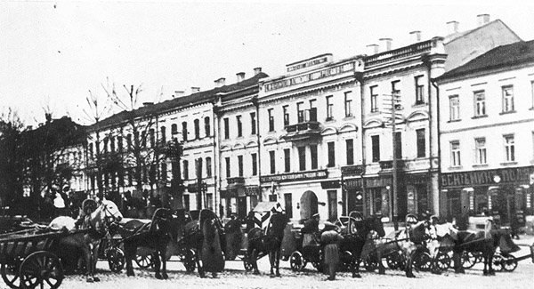 Рамізніцкая біржа ля сквера на Саборнай плошчы (Свабоды). 