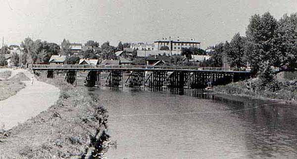 мост, які знаходзіўся на рацэ Сьвіслач у раёне стадыёна "Працоўныя рэзервы"