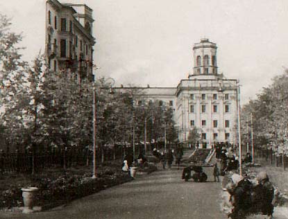 Позірк з боку бульвара на будынак КДБ.