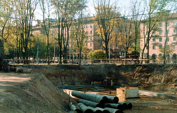 У 2002 годзе сквер крыху падрэзалі падмуркамі будучай ратушы