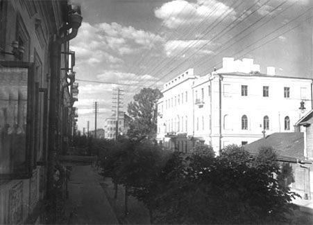 У другім будынку з правага боку у 1920-30-е гады месьціўся Цэнтральны Камітэт Камуністычнай партыі Беларусі.