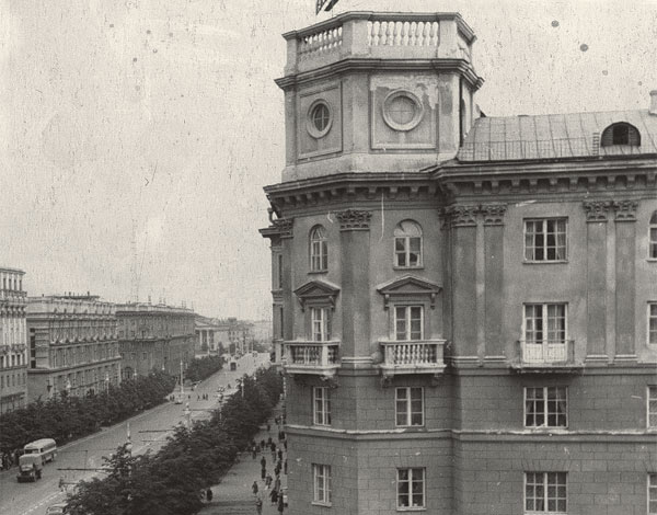 Дом з вежай на скрыжаваньні праспекта Леніна (Незалежнасьці) і вуліцы Камсамольскай.