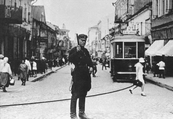 Скрыжаваньне вуліц ў сацыялістычным, даваенным Менску.