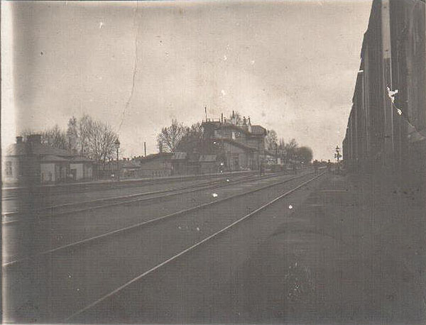 Позірк на Аляксандраўскі вакзал праз акно прахадзячага поезда, 1914 год