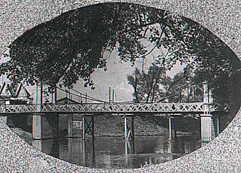 Вісячы мост, вядучы ў парк з боку вул. К.Маркса